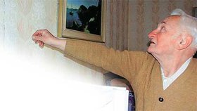 Antonín Horálek ukazuje praskliny v bytě, které má podle něj na svědomí jeho sousedka