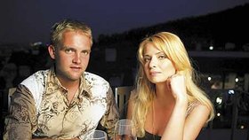 Manželé Boučkovi zatím drží prvenství v nejkratším manželství:
Libor Bouček (25) a Marianna Boučková (29) - 5 měsíců