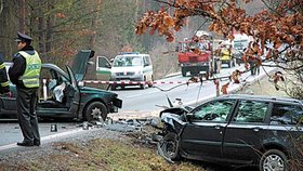 Automobily se čelně srazily na rovném, ale namrzlém úseku silnice. Řidič vozu VW Golf nehodu nepřežil.