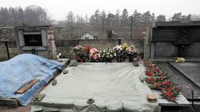 Hrob Marie Šimůnkové teď přikrývá plachta.