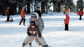 V Jánských Lázních se lyžuje už od listopadu. Mezi těmi, kteří se zde učili zvládat lyže, byl i tříletý Daniel Egharevba.