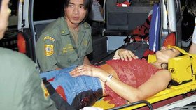 Záchranáři ošetřují jednu ze zraněných cizinek