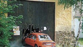 Vrata stodoly, do níž naboural nový vůz doktora
Skružného (Rudolf Hrušínský) jsou už dávno nová.