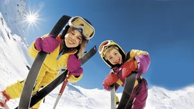 Současné počasí lyžování v Čechách příliš nepřeje. Proto je lepší vyrazit za hranice Známá lyžařská střediska nabízejí dobře upravené sjezdovky pro děti, začátečníky i zkušené lyžaře.