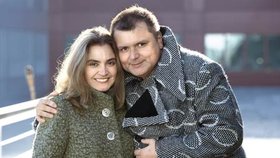 Kabáty, které mají manželé na fotografi i a jsou na ně moc pyšní, jsou od módní návrhářky Jaroslavy Procházkové.