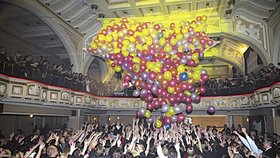Stovky balonků se ze stropu spustily ke svým novým majitelům