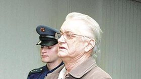 Ladislav Kovalský je povedený strýček. Nejprve zneužíval neteř, později i dceru, kterou
mu porodila.