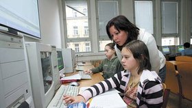 Učebna i pro zábavu. Učitelka Gábina Neméthová naučí děti zacházet s počítačem, ale po vyučování je nechá i mailovat s kamarády.
