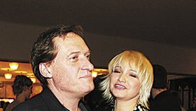 Anna Šišková s partnerem Jiřím Chlumským. Ona má natáčet film s Bolkem Polívkou a svojí dcerou Dorotou Nvotovou, on pokračování seriálu Místo v životě.
