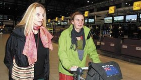 S Evou Holubovou
(vpravo) včera brzy
ráno do Peru odletěla
také režisérka Olga
Sommerová, která
o české pomoci
v Peru natočí
dokument