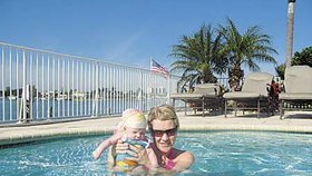 Malá Terezka se moc ráda šplouchá v bazénu a je jí úplně jedno, jestli ji zrovna drží v náruči tatínek Pavel nebo maminka Andrea 
