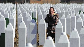 Muslimský muž pláče mezi náhrobními kameny vyvražděných chlapců a mužů
