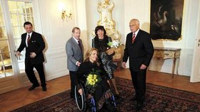 Exprezident Václav Havel vozil zraněnou manželku starostlivě na vozíku. K chůzi však používala i berle.