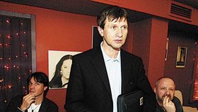 Jan Hrušínský byl velice rozčilený. Vlevo zpěvák Janek Ledecký, vpravo Petr Kratochvíl hájící barvy 