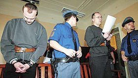 Vrah Petr Jůzek (vpravo) a jeho komplic Karel Linha. Oběma hrozí až 15 let vězení za loupežnou vraždu.
