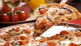 Nejdražší pizza na světě obsahuje kaviár i humra