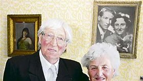 Tomáš Čech s manželkou Miladou. Na oslavě je ve stejném saku, ve kterém se před 50 lety ženil.
 