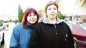 Kačka (vpravo) s maminkou drží spolužákovi palce