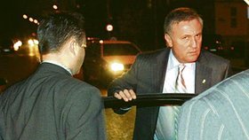 Jděte do pr...!
27. 3. 2007
Místo a čas koaličního jednání o vicepremiérovi Čunkovi mělo zůstat tajné. Když ale Topolánek zjistil, že jsou mu novináři v patách, vztek neudržel: ´Jděte do pr...´