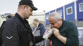 Přesné měření hladiny alkoholu dělali strážníci Městské policie z Prahy 7 redaktoru Blesku