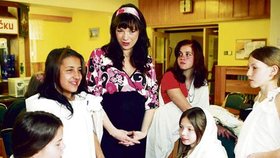 Tereza dětem v zákulisí vyprávěla o významu Velikonoc