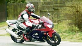 Jízda na silné motorce po kvalitní silnici je požitek