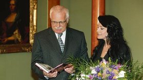 Od Václava Klause dostala Lucie i pugét bílých orchidejí. A on hned začal listovat v její knize. Hledal snad něco o sobě? 