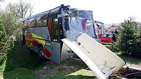 Řidič tohoto autobusu nezvládl dvojitou zatáčku