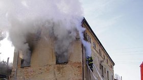 Hořící byt přijelo uhasit pět požárních jednotek