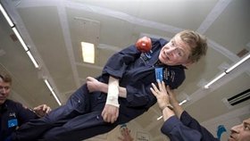 Britský astrofyzik Stephen Hawking ve stavu beztíže