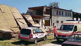 Libčice - Při krádeži dřeva na pálení čarodějnic se na tři muže zřítila stěna opuštěného domu. Skončili v nemocnici.