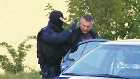 Maskovaní policisté a kriminalisté odvezli zadrženého muže k výslechu