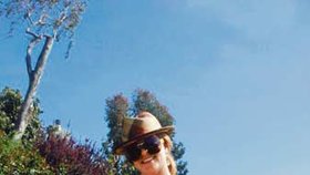 Britney s obřími slunečními brýlemi a minipodprsenkou z květin