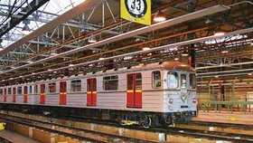 Touto soupravou metra se svezli první cestující již v roce 1974 z Kačerova
