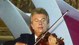 Jaroslav Svěcený je zvyklý držet v náručí housle několikamilionové ceny
