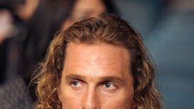 Rty má Matthew McConaughey pevně sevřené zřejmě proto, aby se mu při výdechu jeho ploché břicho nezměnilo v pivní mozol.