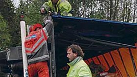 Sladký náklad čokolád se válel v okolí dopravní nehody. Část zcela zničených sladkostí musela být z vozovky odstraněna nakladačem.
