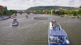 Pohled na Vltavu s pozadím Petřína. Na řece je v tu chvíli jen zlomek pražské parníkové flotily
