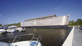 Huibersova archa působí v přístavu
impozantním dojmem. Měří 67,5 metru na šířku a 13,5 metru na výšku.