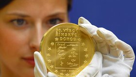 Kvalitu rytiny
unikátního
kilogramu ryzího
zlata pracovníci
mincovny
důkladně
kontrolovali