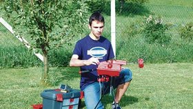 Úspěšný mladý vynálezce Tomáš Nezval (19) ze Žárovic na Prostějovsku se svým Robofischerem neboli automatickým rybářem