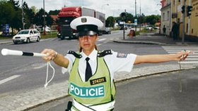 Policistka z Rokycan Renata Tytlová (25) ukazuje, jak správně řídit dopravu. Tento pokyn znamená: Trojstranná uzávěra! Řidiči přijíždějící zleva mají volno, nebo mohou odbočit vpravo či vlevo. Šoféři směřující k obličeji polici