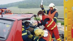 Záchranáři vyprošťují ženu
zraněnou při bouračce tří
aut v Nových Sedlicích na
Opavsku