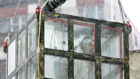 Dobrodruh Criss Angel v betonové krychli