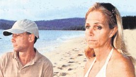 Michael a Doris na pláži, kde ztratili své rodiny. Tady ale také našli novou lásku...