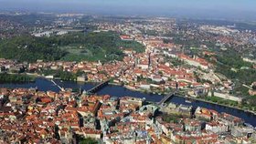 Letecký pohled na Staré Město a Malou Stranu v Praze. I tady je spousta krásných míst, kde se před teplem schovat...