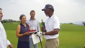 Čestné členství golfového klubu, ovocný dort, becherovku a také pořádnou golfovou čepici Lindeberg dostal Morgan Freeman od Mirka Grossmanna z Golf Resortu Karlštejn
