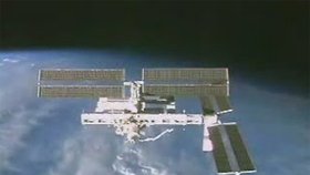 Posádka amerického raketoplánu Atlantis, který úspěšně zakotvil u Mezinárodní vesmírné stanice, vstoupila na orbitální komplex