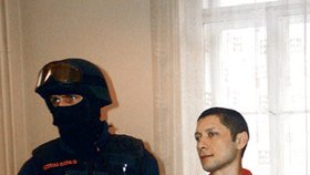 Jakov Mošajlov stanul včera naposledy před pražským městským soudem. Hlídala ho po zuby ozbrojená eskorta.