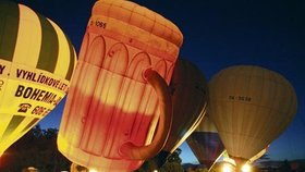 Úchvatný pohled na osvětlené
balony pod noční oblohou